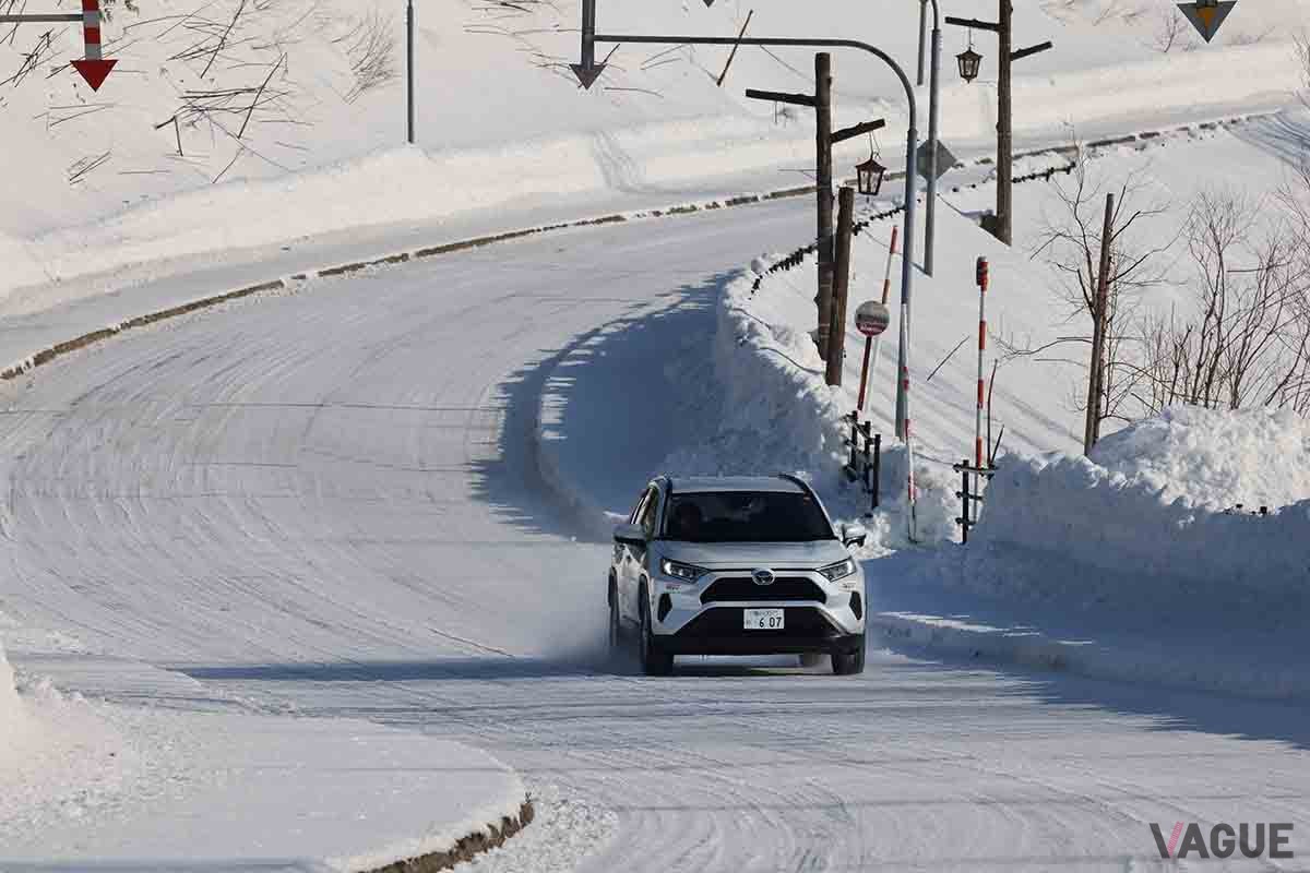 ブリヂストンの新乗用車用スタッドレスタイヤ「ブリザックWZ-1」を装着したトヨタ「RAV4」
