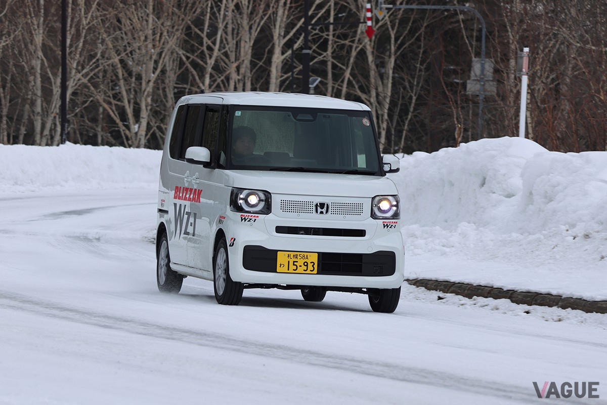ブリヂストンの新乗用車用スタッドレスタイヤ「ブリザックWZ-1」を装着したホンダ「N BOX」
