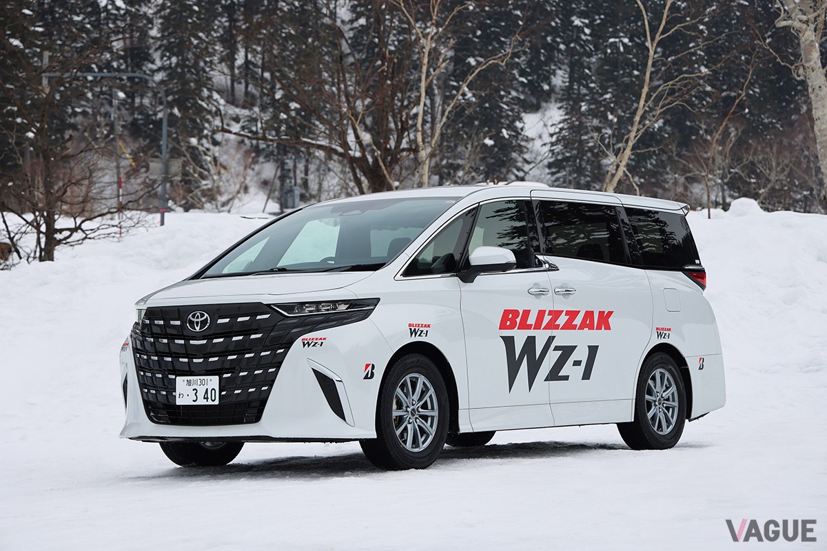 試乗車のトヨタ「アルファード」。タイヤサイズは225/65R17 102Q