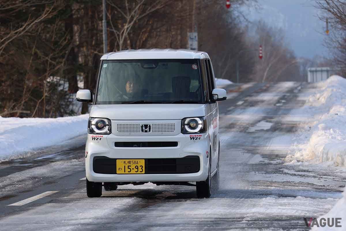 ブリヂストンの新乗用車用スタッドレスタイヤ「ブリザックWZ-1」を装着したホンダ「N‐BOX」で冬道を走行