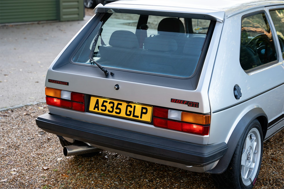 オークションに出品された1983年式フォルクスワーゲン「ゴルフGTI Mk1レストモッド」
