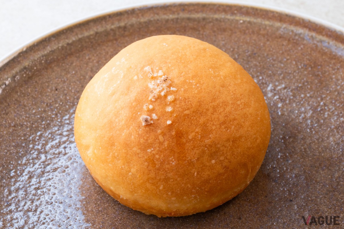 パンサレ280円。国産バターを使用したモチっと食感の塩パン