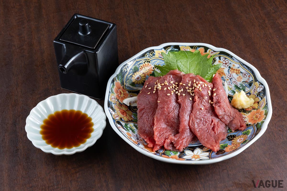 牛鍋が出来上がる前にもおすすめ。桜刺し869円は、旨みの強い蒙古草原馬の肉