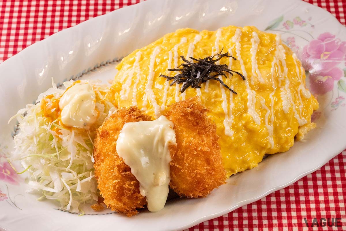 オムライス、ランチ1400円。写真は白メンタイオムライスにカニクリームコロッケのセット、夜は2090円