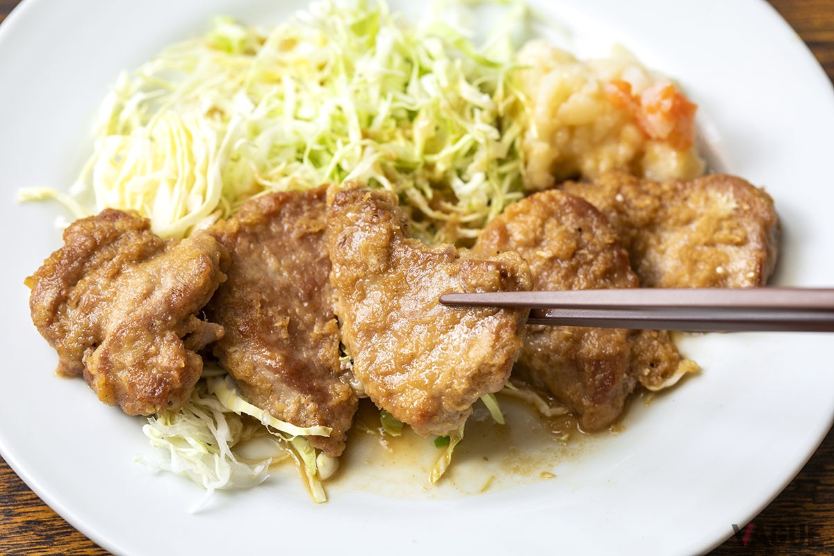 ▲しょうが焼きは厚めの肉が一口サイズに