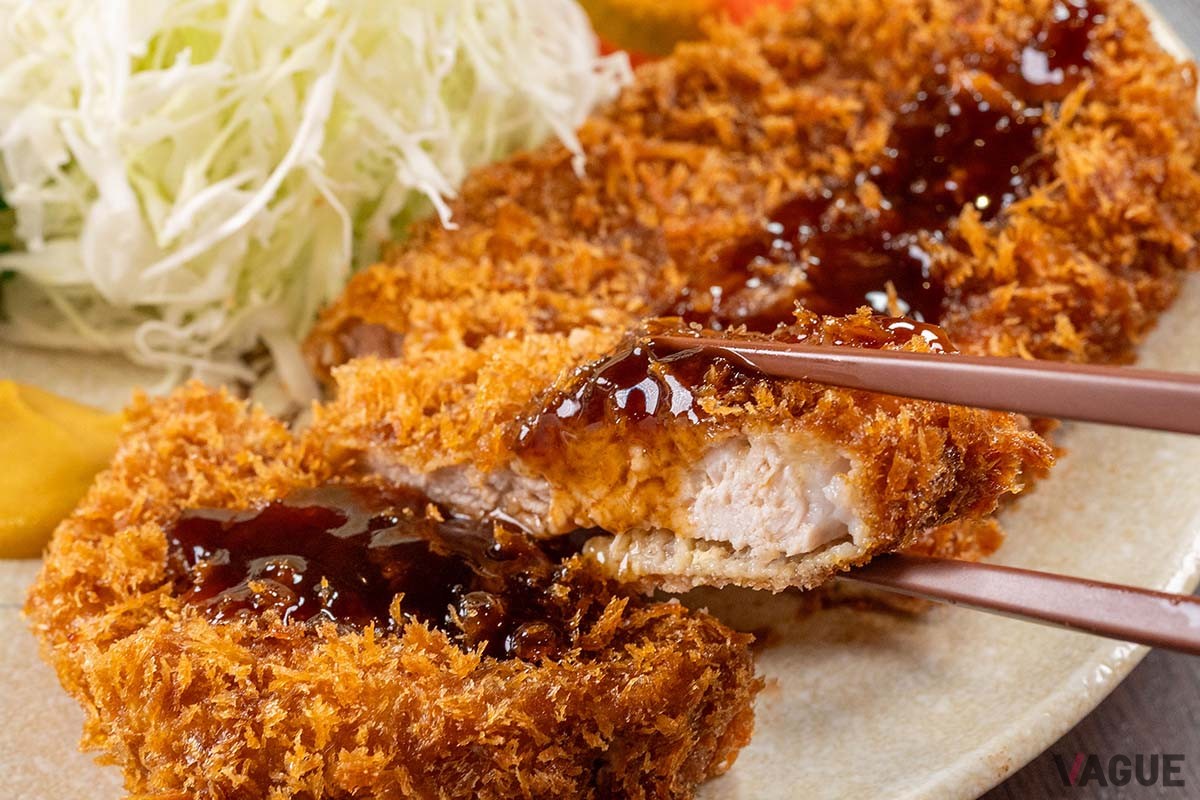 ▲そのままでも美味しいが、ソースをかけてさらに旨みを堪能する