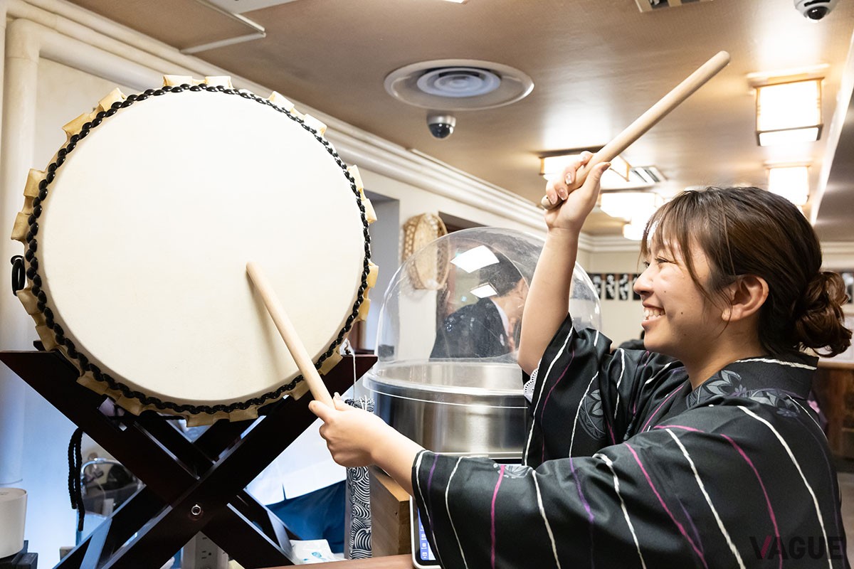 ▲店に入ると、女将が太鼓を叩いでお出迎え