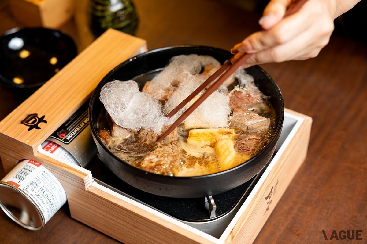 ▲綿あめは一瞬で溶けて、中から美味しそうな牛肉とネギが