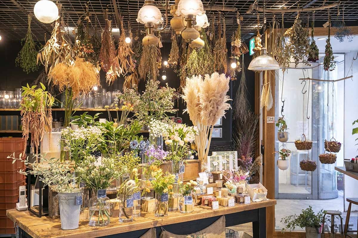 併設の生花店。ドライフラワーや鉢入りのグリーンなども販売