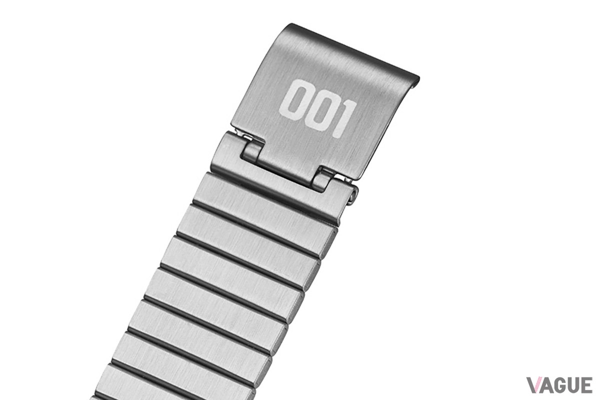 こちらの中留にはヴェクナのタトゥー「001」を刻印