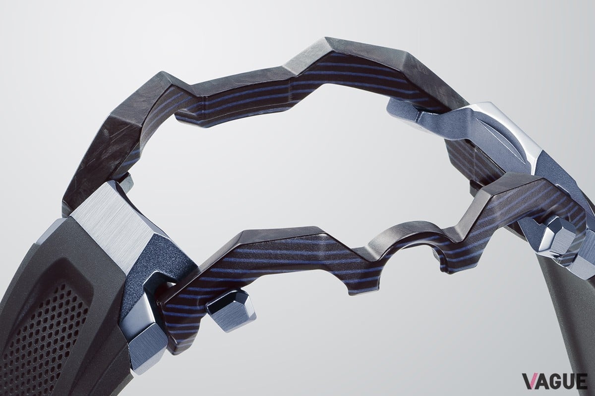 外部からの衝撃を効率的に逃してくれるバンド一体型フレーム。カーボンとグラスファイバーを織り重ねた複合素材はまるで地層のような美しさ