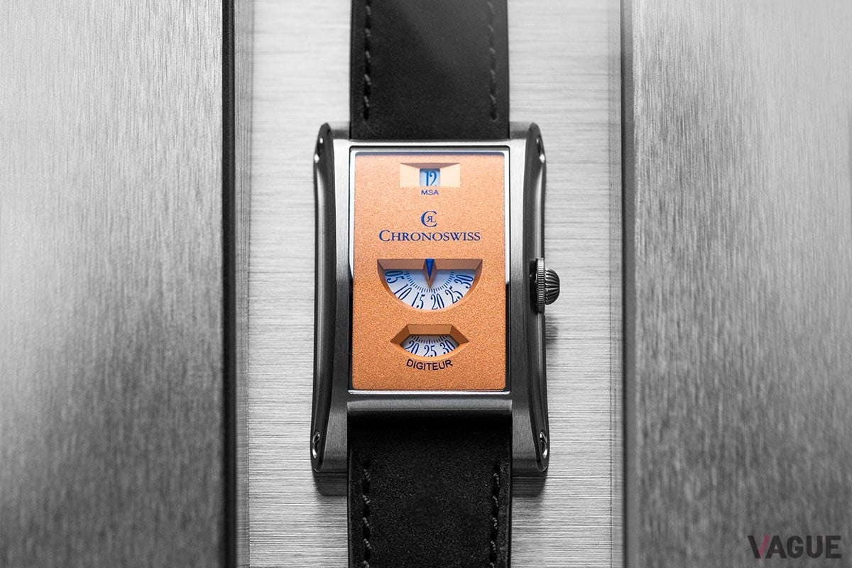 手巻きの機械式時計だが表示はデジタル。機構はユニークだがわかりやすさも備えている