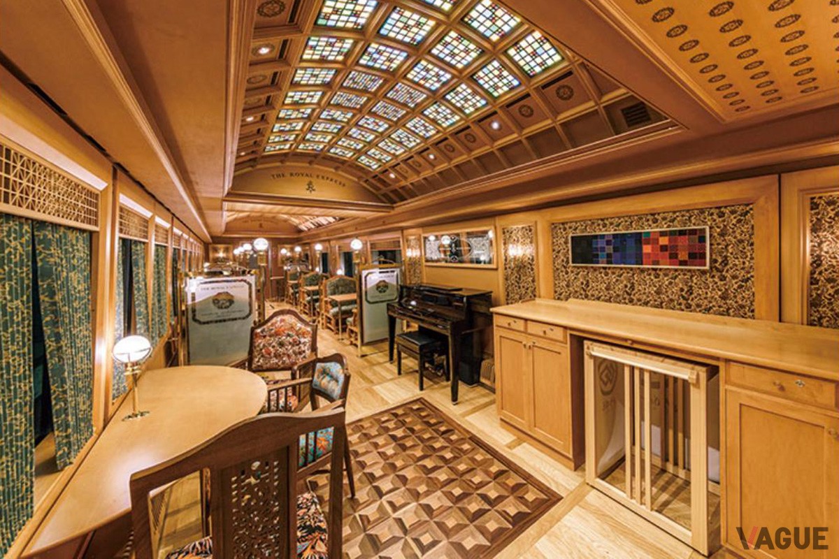 6号車：組子などの伝統工芸やステンドグラスなどが各所に散りばめられた明るく贅沢なダイニングカー