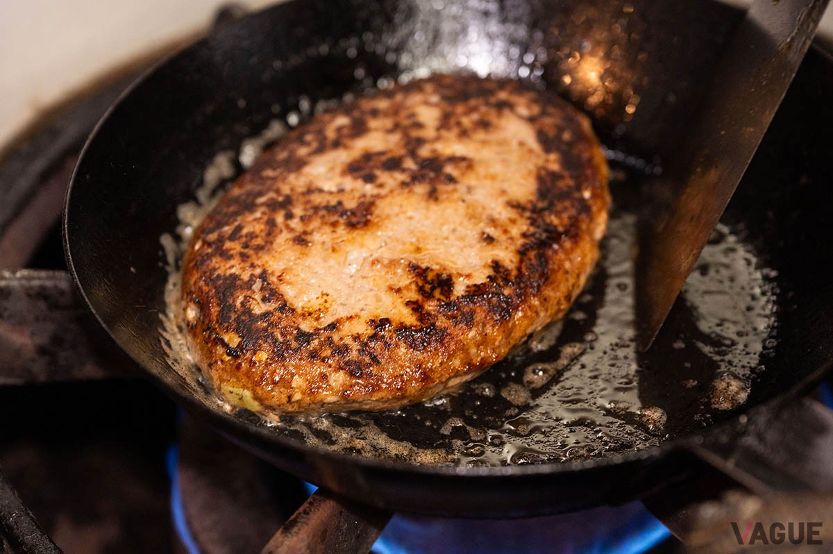 ▲ハンバーグは、フライパンで焼き目をつけた後にオーブンへ