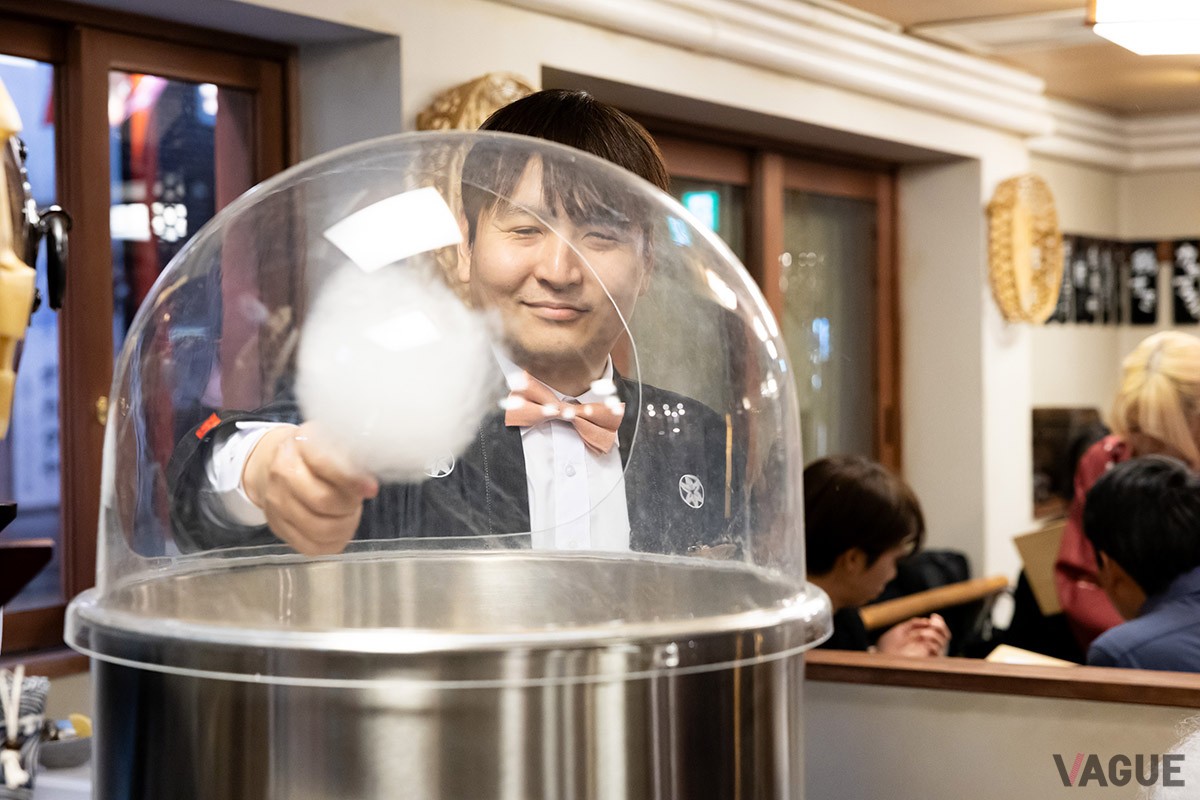 ▲店頭では綿あめを作っている。この綿あめを鍋の中に