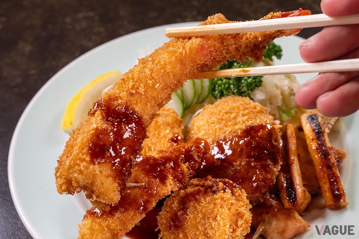 エビフライは持つとずっしり。細かめの衣はサックサクで早く口に入れたい！