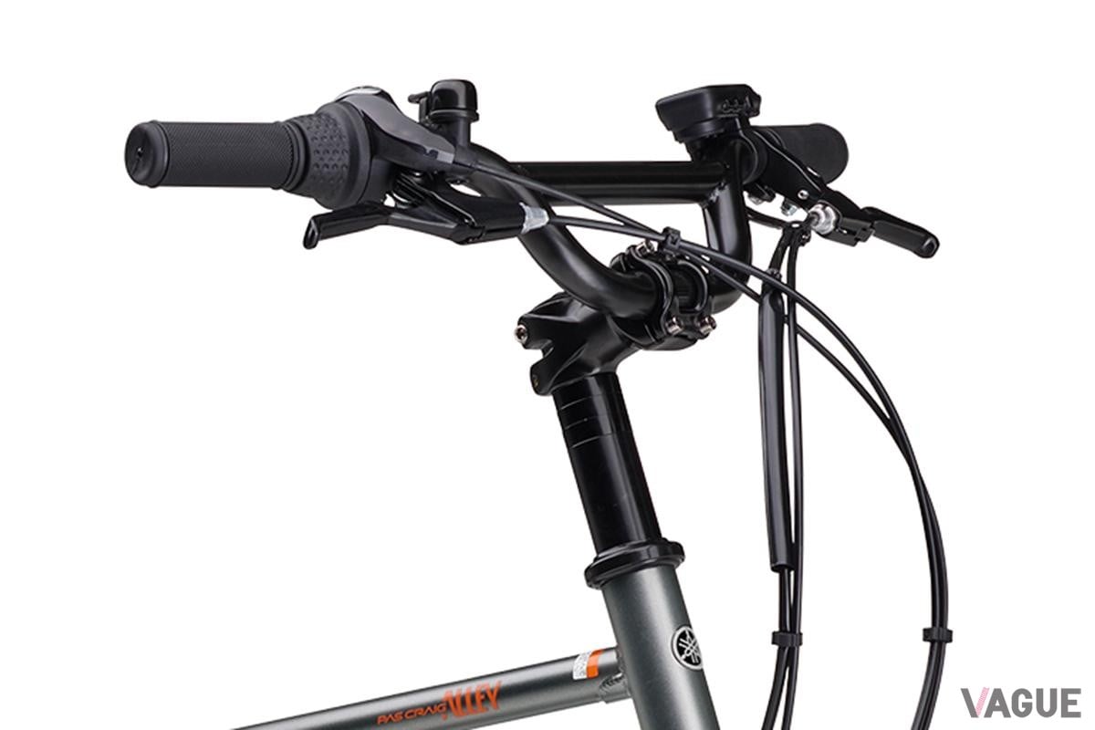 前傾になりすぎない快適で操作性の高いライディングポジションを実現