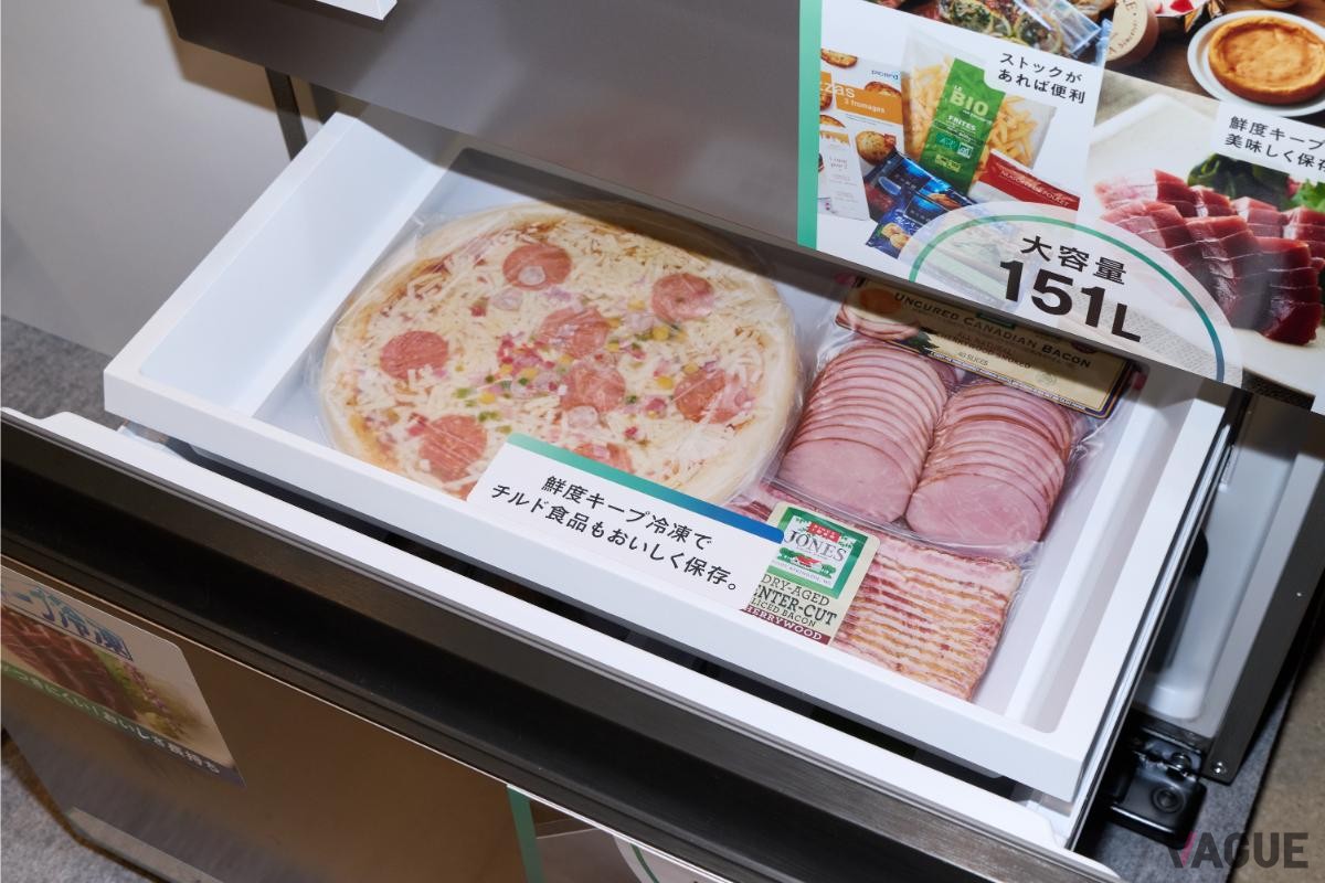 CORISM は２段の引き出しが冷凍室に。定格内容積の約37%である151 Lもの大容量を確保する