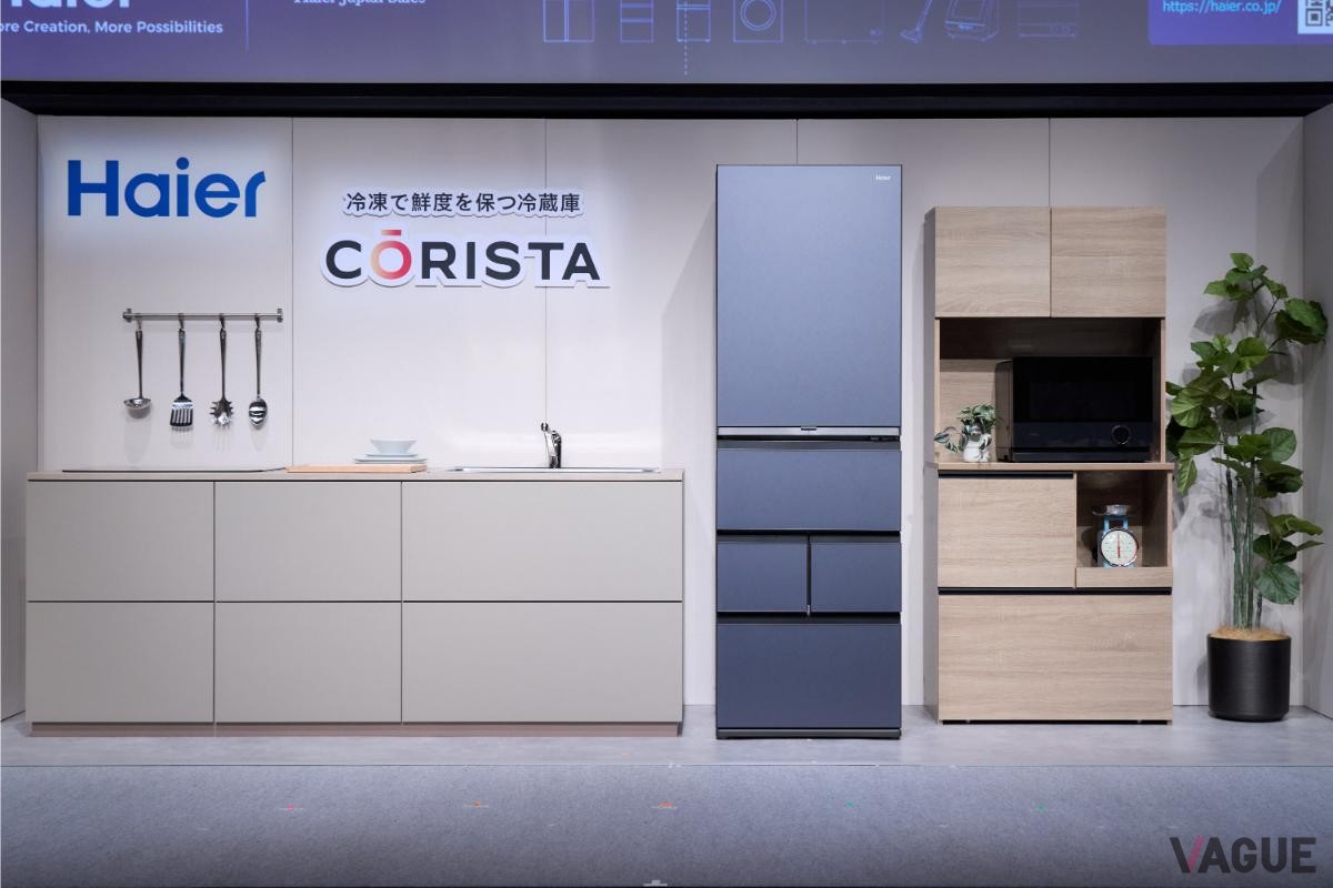 幅約 59.5cm のスリムボディに、真ん中に野菜室を配置した日本仕様の5ドア冷蔵庫CORISTA