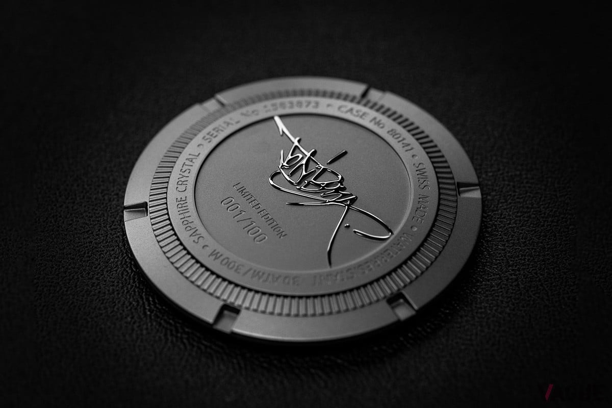 ケースバックにはジョ・ディ・ボナ氏のサインと限定100本のシリアルナンバーを刻んでいる