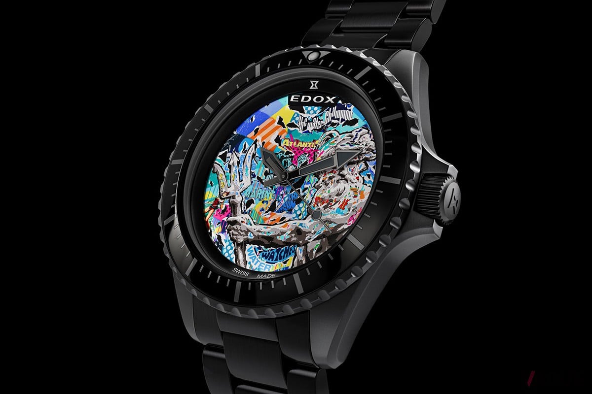 ケースやブレスレットはマットブラックPVD加工を施したステンレススチール製