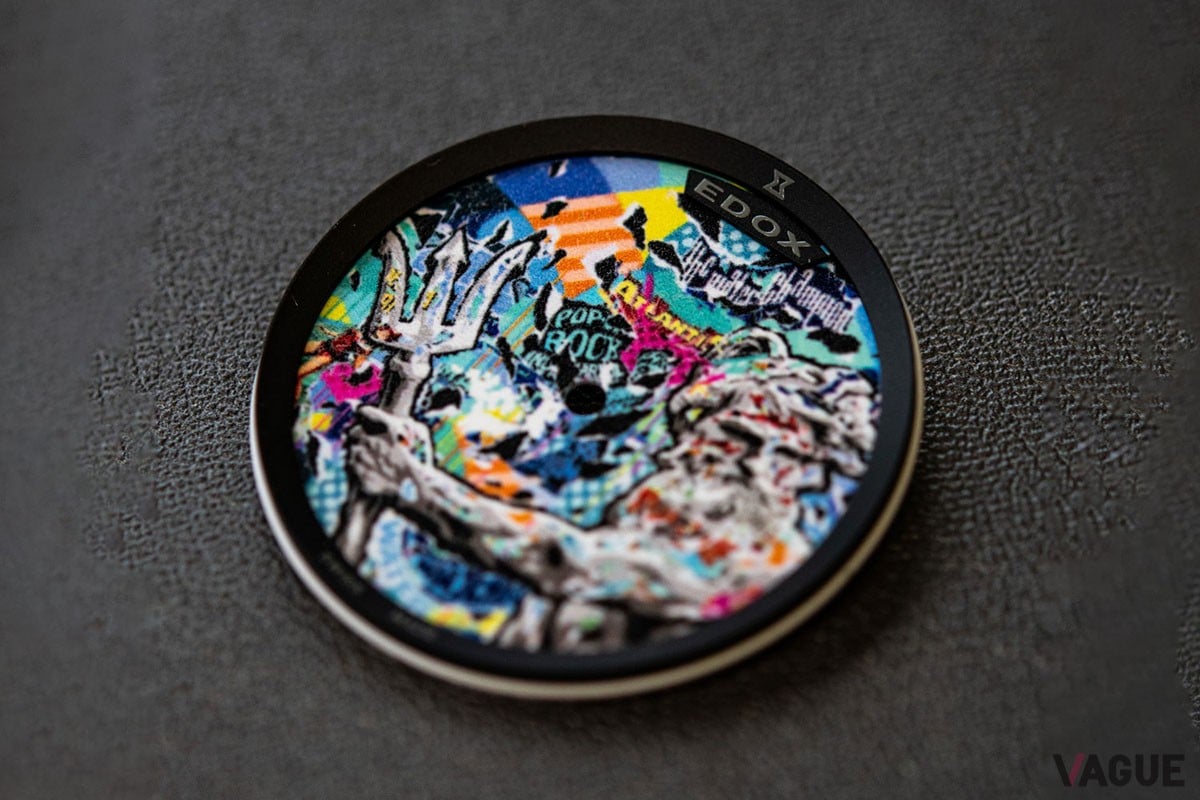 ネプチューンの彫刻をモチーフにカラフルで軽快なポップ グラフィティに再解釈