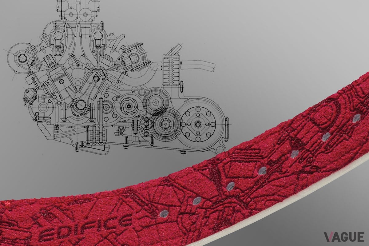 ウルトラスエードのバンド裏地にはエンジンの図面をデザインするというユニークな表現を