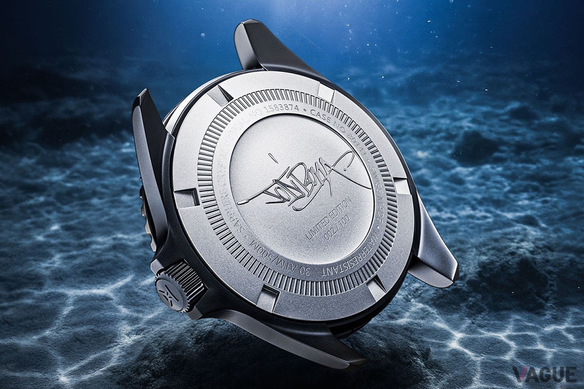 ケースバックにはジョ・ディ・ボナ氏のサインと限定100本のシリアルナンバーを刻んでいる