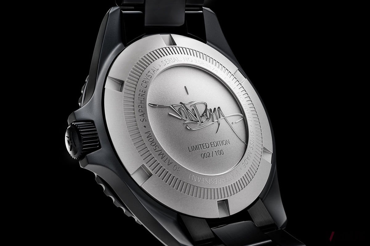 ケースバックにはジョ・ディ・ボナ氏のサインと限定100本のシリアルナンバーを刻んでいる