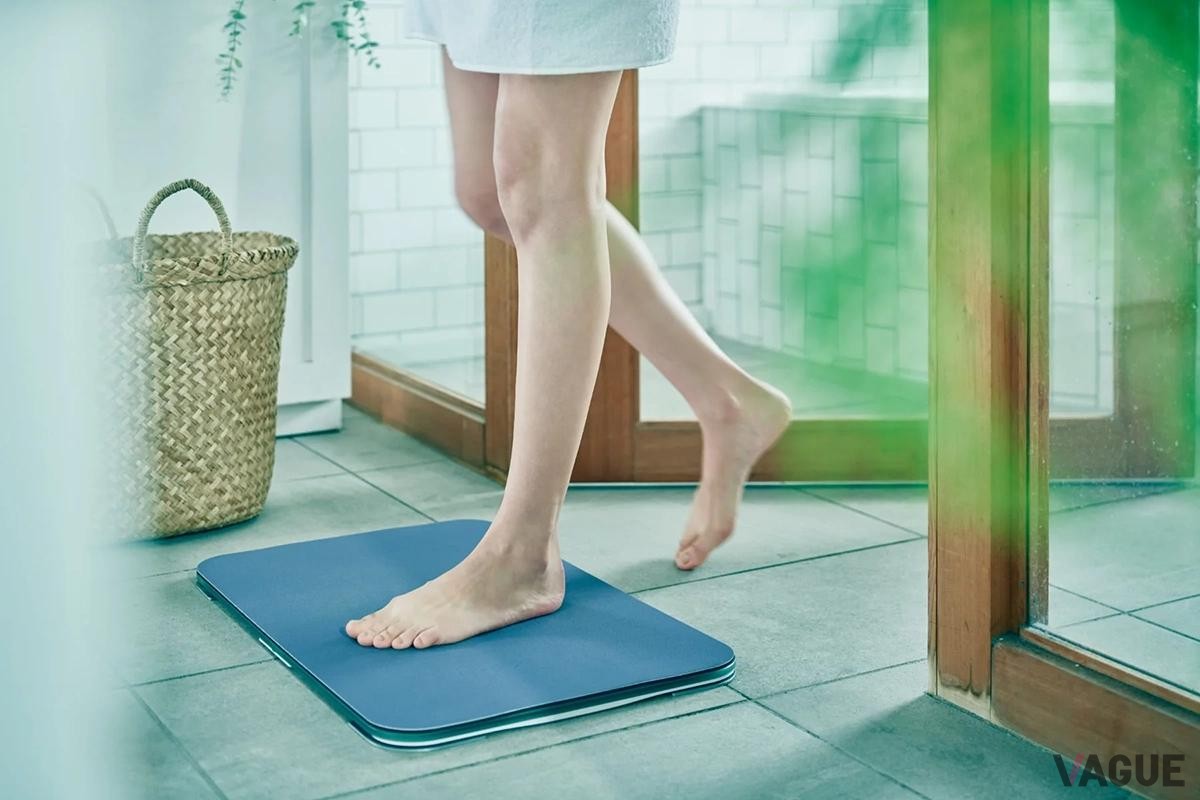 浴室という生活動線の中に自然に溶け込むissinのスマートバスマット。「測る」という行為を意識させず、日常動作そのものを健康データに変える発想が詰まっている