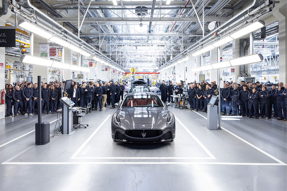 新型「グラントゥーリズモ」と「グランカブリオ」の新しい生産ライン開設を祝うテープカットセレモニーが行われた