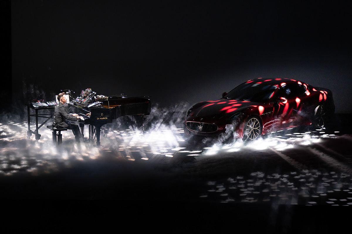 「ロッソ・ヴェルート」の「グラントゥーリズモ」がイベントで登場。観客の歓声が一気に会場を包んだ