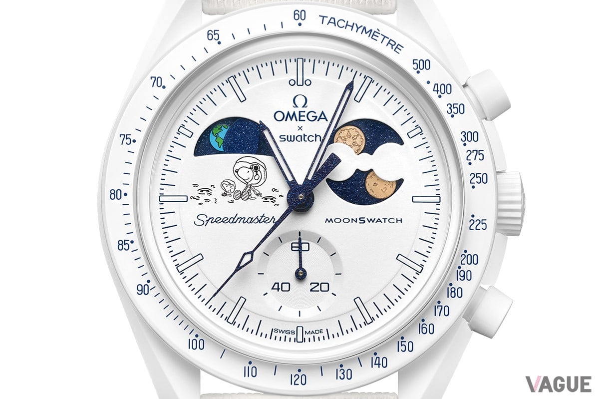 雪の結晶を刻んだムーンフェイズとその反対側にはアースフェイズを搭載。タキメータースケールは原点モデル「スピードマスター」から継承したもの。スヌーピーのイラストも頭に雪が積もった特別なアレンジとなっている