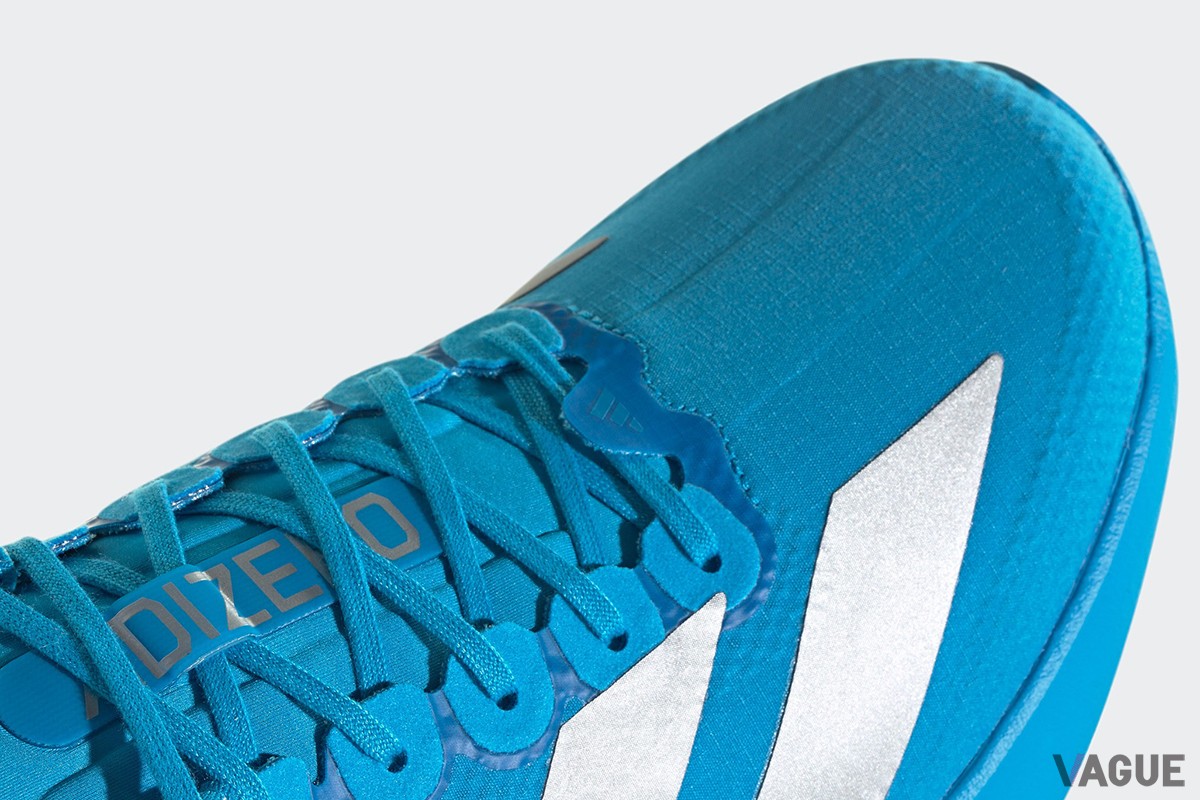 ADIZERO EVO SL WOVEN：快適なフィット感と伸縮性を提供するアッパー