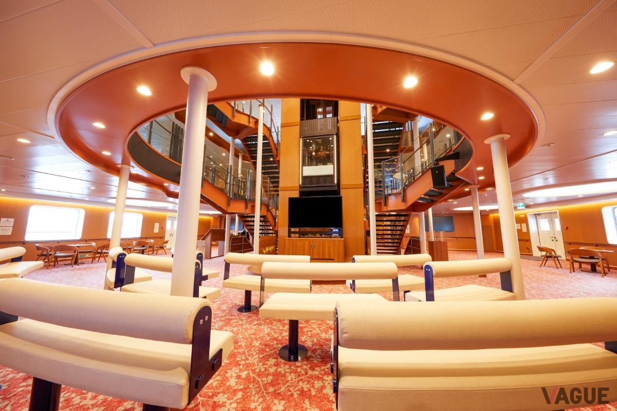 ３層吹き抜けのエントランス