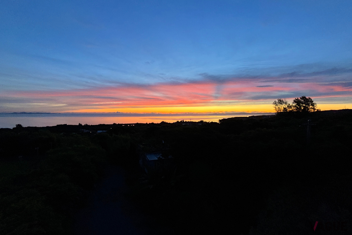 ヴィラのテラスからの朝焼けの様子