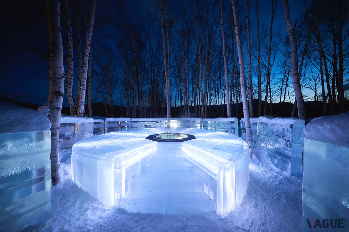 星空や白樺の木々を眺められる「氷の露天風呂」