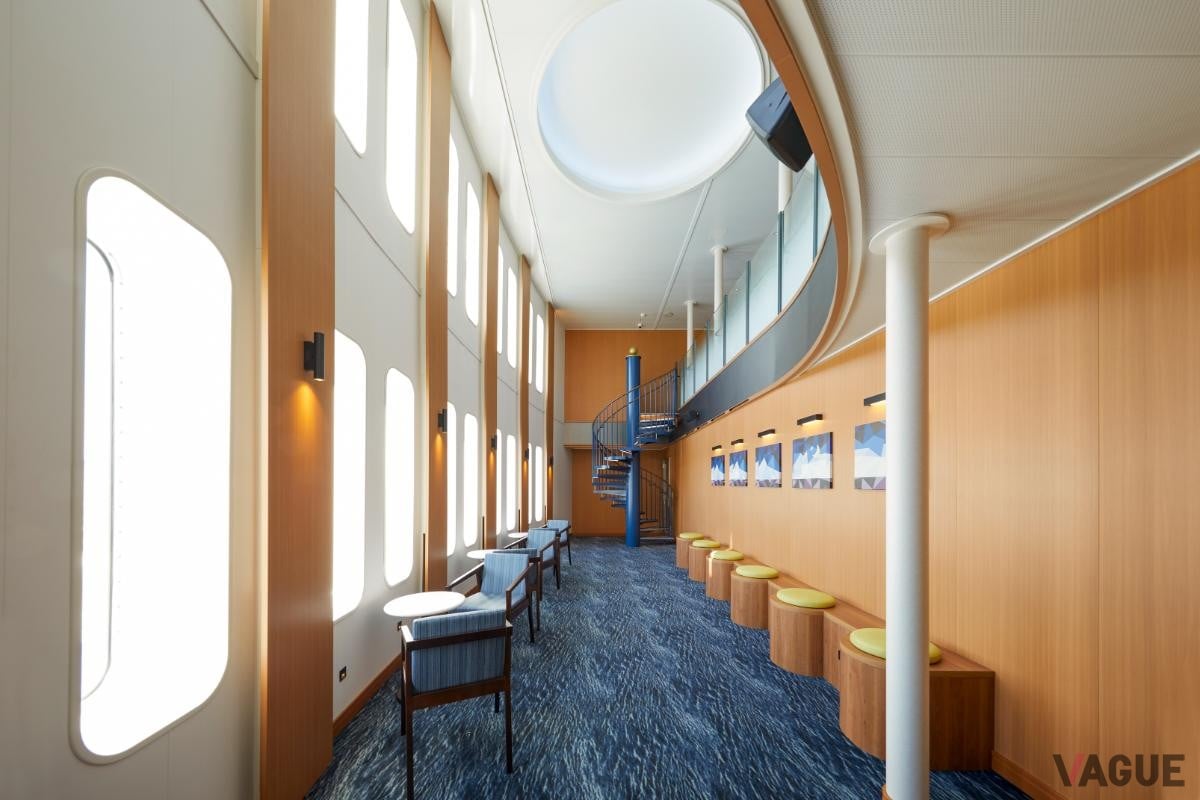 ２層吹き抜けのフォワードサロン