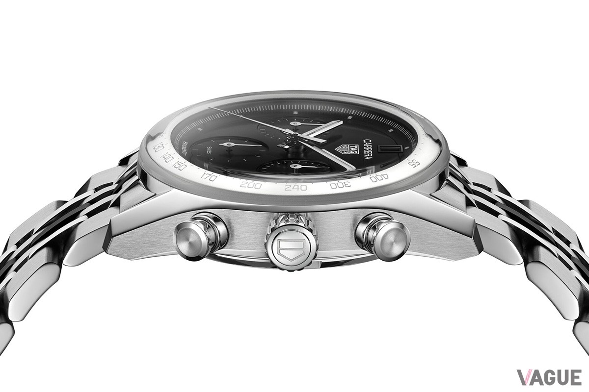 ケース径は39mm。近年のカレラを象徴するグラスボックス風防と湾曲したフランジが一体化