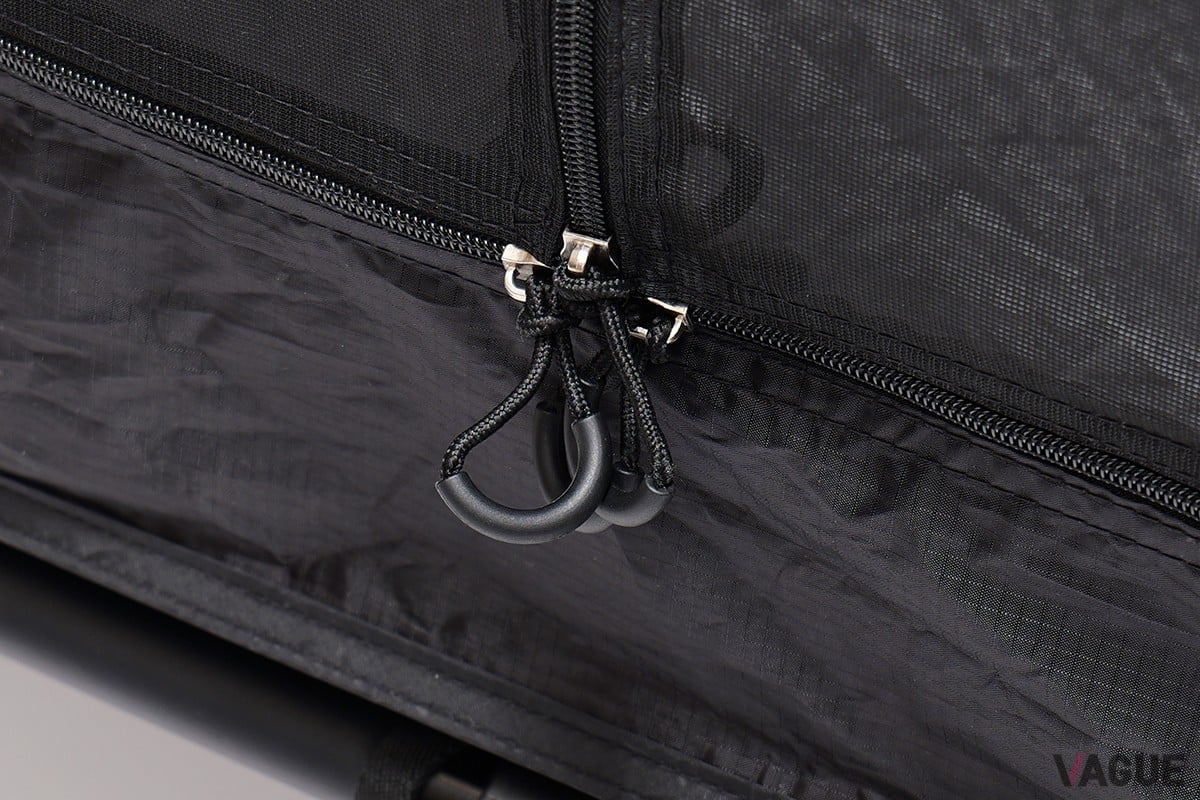 内側からも開けられるようにZIPはリバーシブル仕様