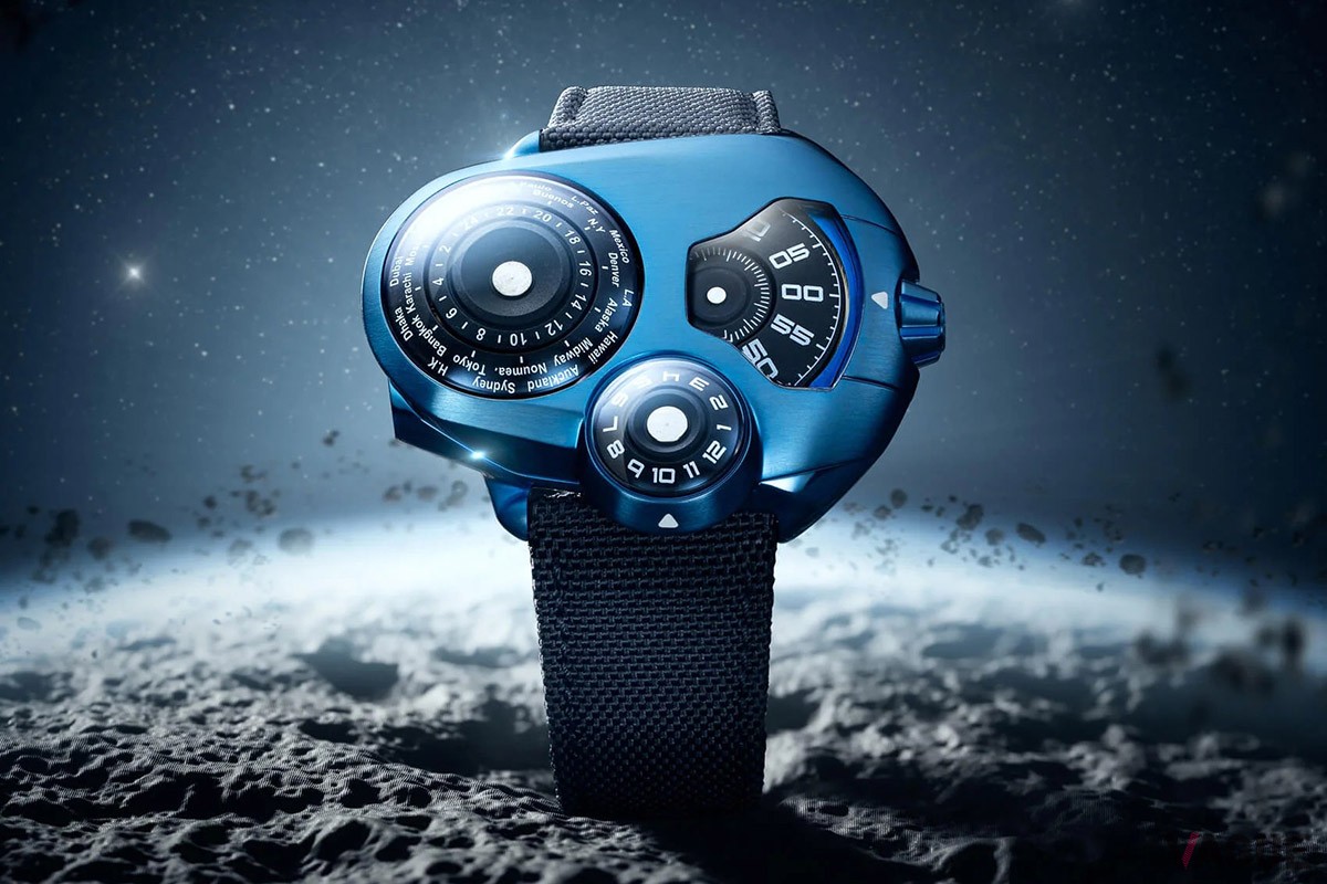まさに宇宙船のようなデザインの「World Timer」