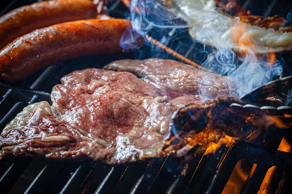人気の骨付き肉を堪能するスタンダードBBQ