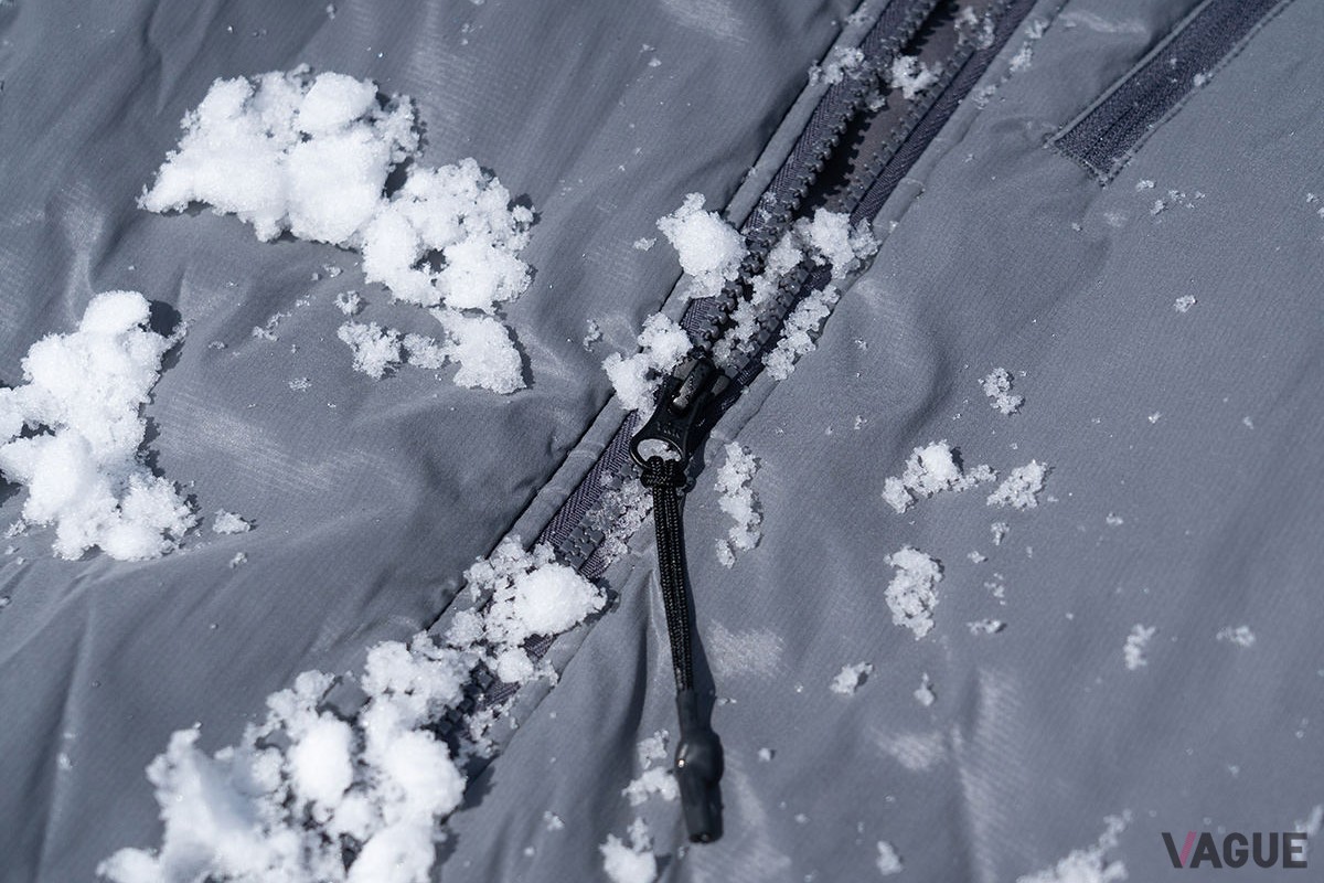 氷点下でも凍結しにくいビスロンファスナーを使用