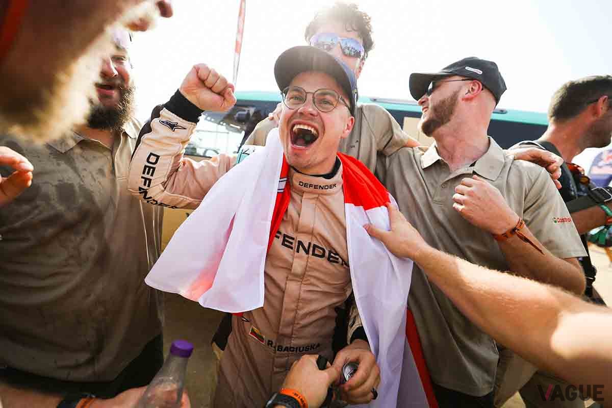 ダカールラリー2026ストックカテゴリーで総合優勝した「ディフェンダー・ラリー」チーム