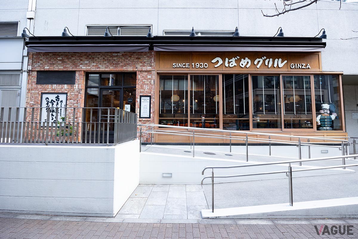外観。店の前にはスロープがあり、ベビーカーや車椅子の人も入りやすい