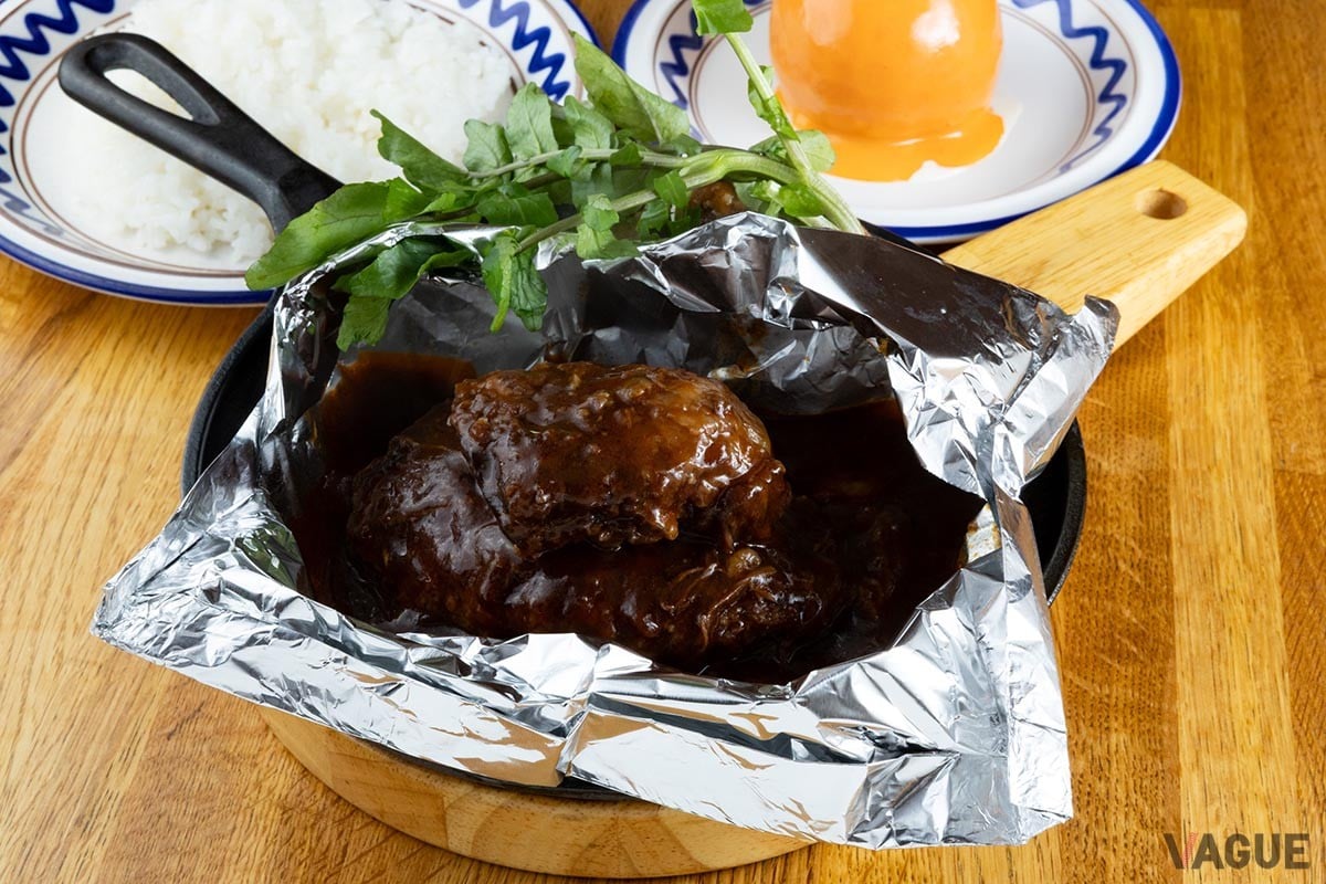 「つばめ風ハンブルグステーキセット」2770円。トマトのファルシーサラダ、ライスor パン（＋110円）付き