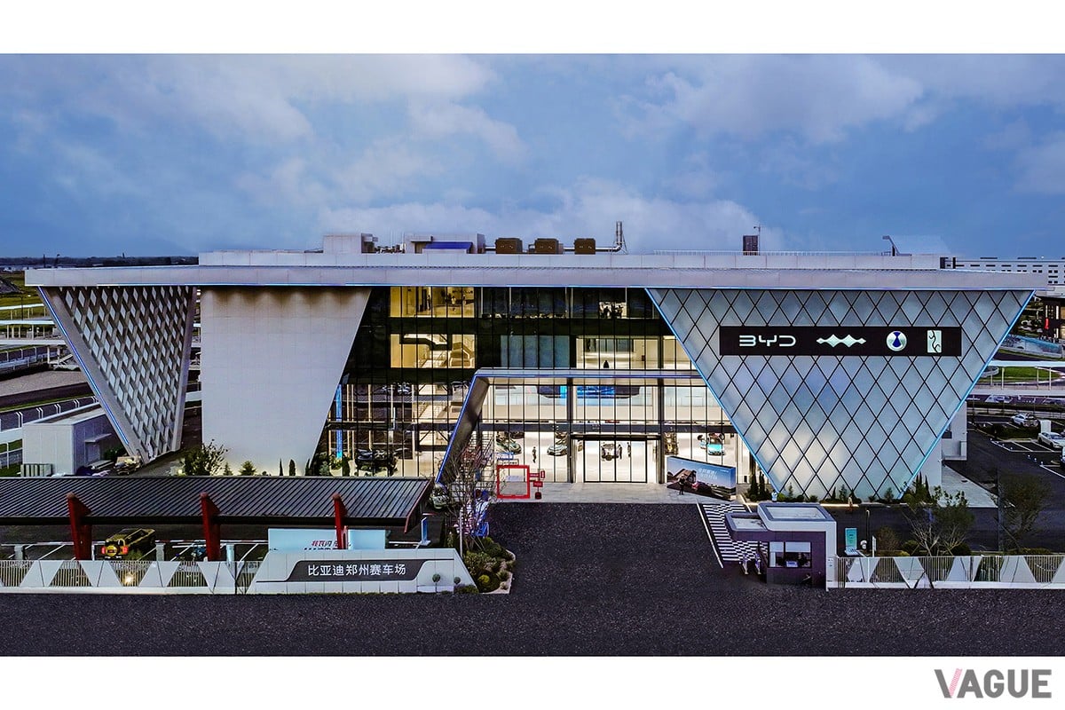 屋内砂丘、低摩擦サークル、キックプレート、渡河プール、ダイナミックパドック、レーストラック、オフロードパーク、キャンプエリアの8つの体験ゾーンを備える