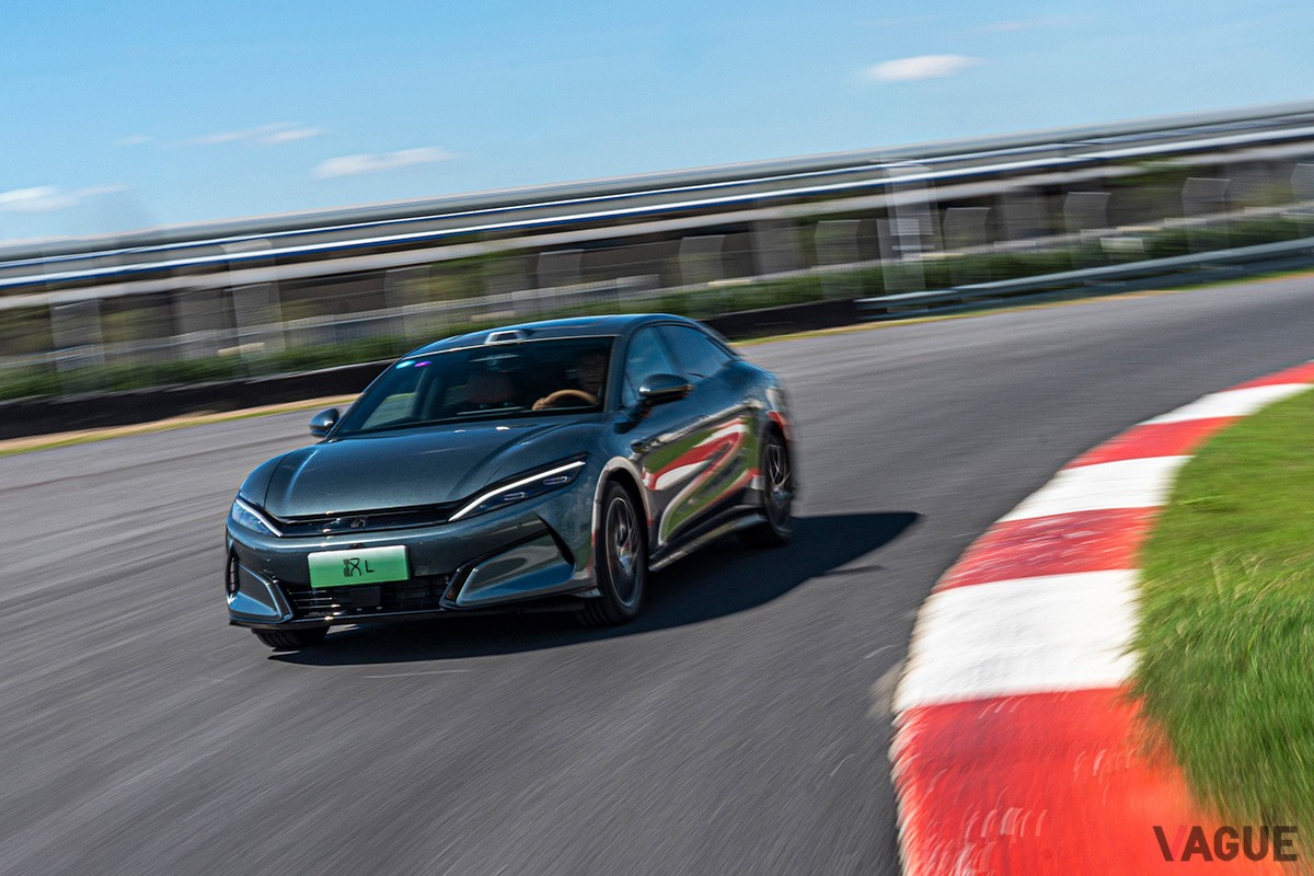 9つのカーブと550mの直線を備えた全長1758mのレーストラック