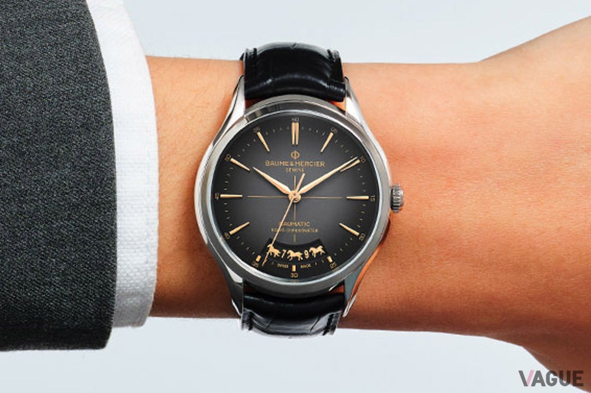 6時位置のラージデイト窓を疾走するのは…「馬」！ ボーム＆メルシエの新作が祝うニューイヤーモデルの魅力とは