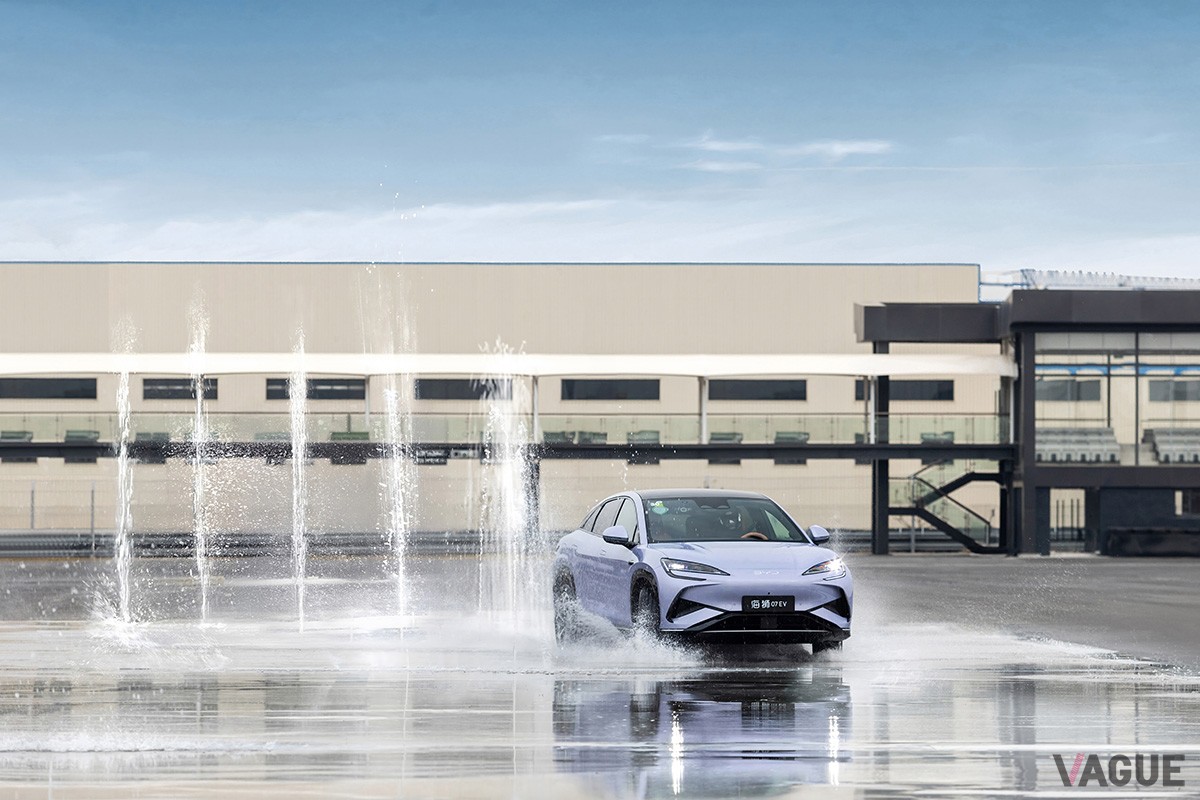 ぬれたすべりやすい路面と可動式プレートで氷上を再現可能なキックプレート